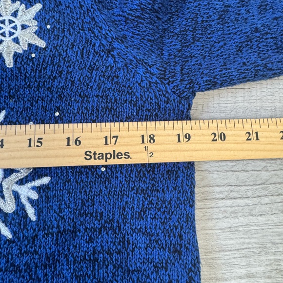 Croft & Barrow Blue Snowflake Embroidered Knit‎ Sweater Women’s M Winter - Picture 5 of 6